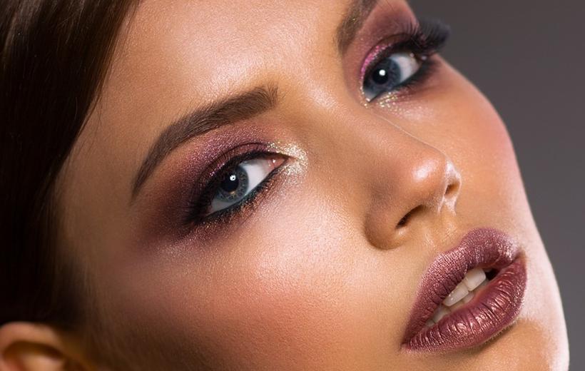 Woman-Makeup-Artist-01-820x520